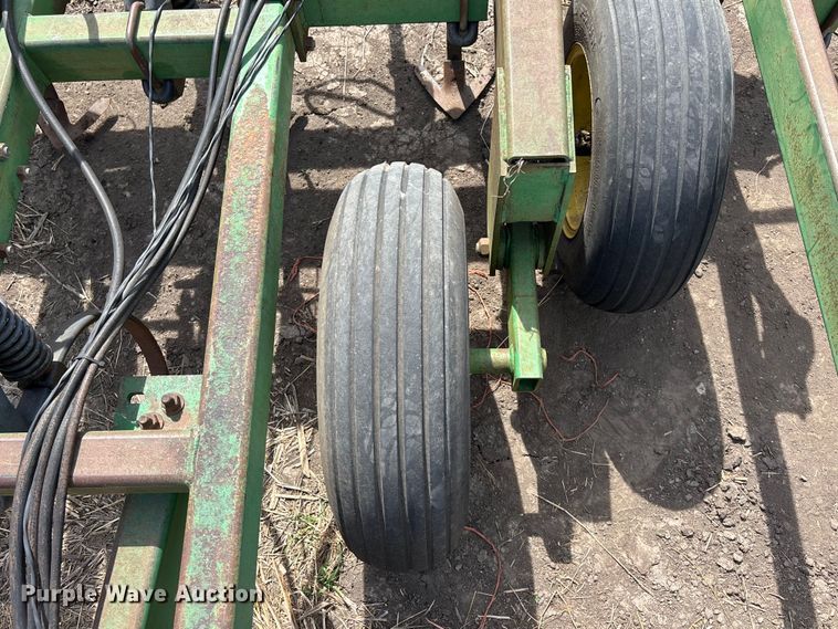 image for item EA4701 John Deere 980 field cultivator