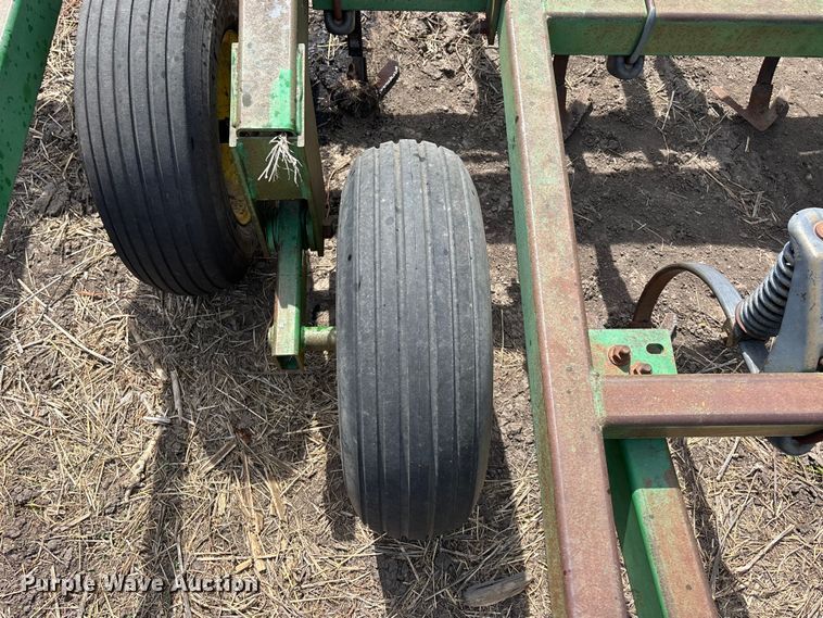 image for item EA4701 John Deere 980 field cultivator
