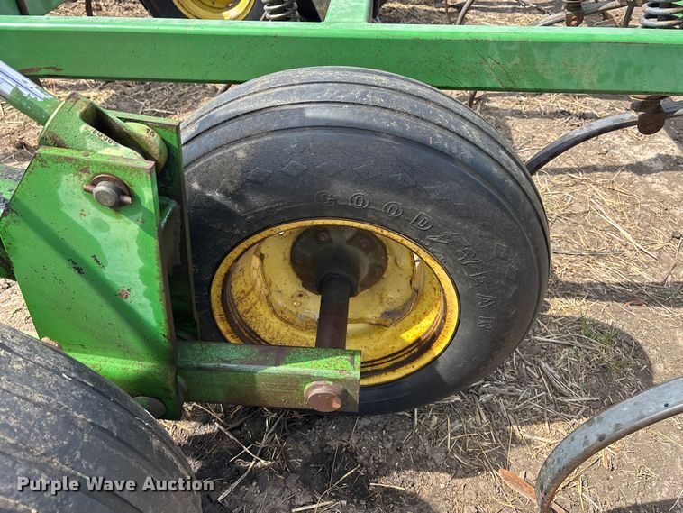 image for item EA4701 John Deere 980 field cultivator