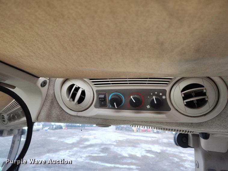 image for item ED0011 2013 John Deere 5085M MFWD tractor