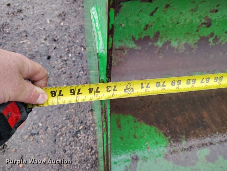 image for item ED0011 2013 John Deere 5085M MFWD tractor