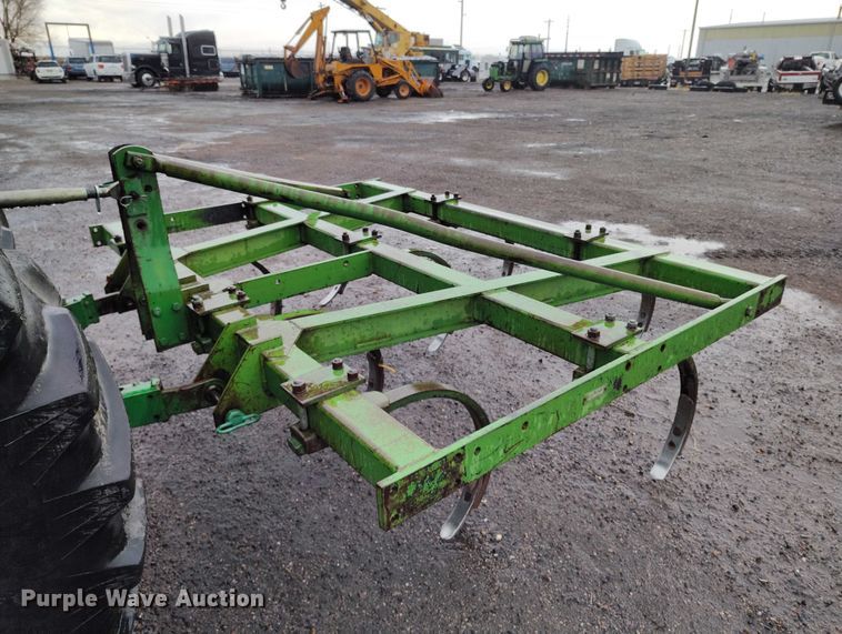 image for item ED0011 2013 John Deere 5085M MFWD tractor