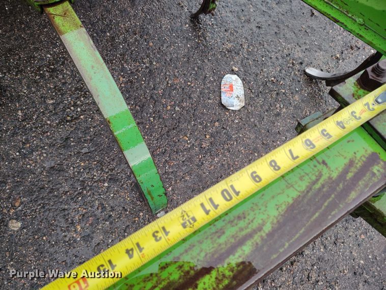 image for item ED0011 2013 John Deere 5085M MFWD tractor