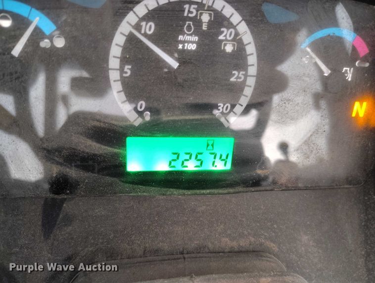 image for item ED0011 2013 John Deere 5085M MFWD tractor