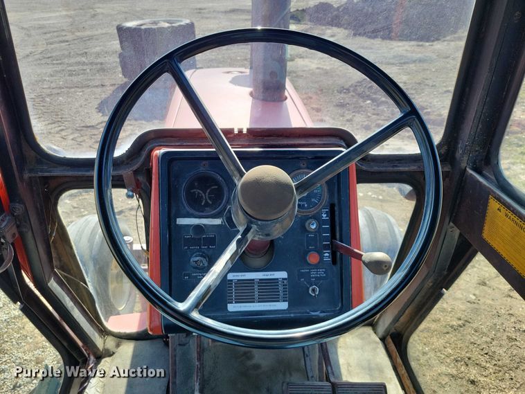 image for item EE0915 1975 Allis-Chalmers AC7060 tractor