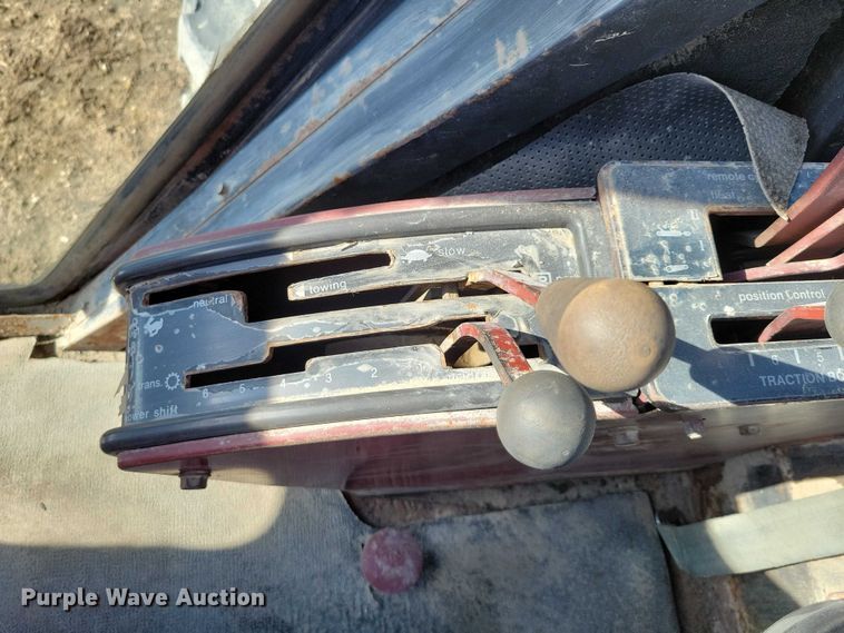 image for item EE0915 1975 Allis-Chalmers AC7060 tractor