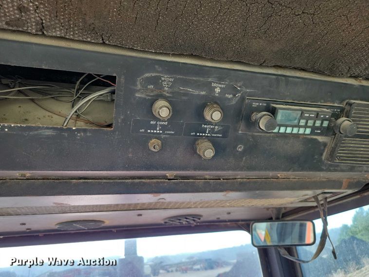 image for item EE0915 1975 Allis-Chalmers AC7060 tractor