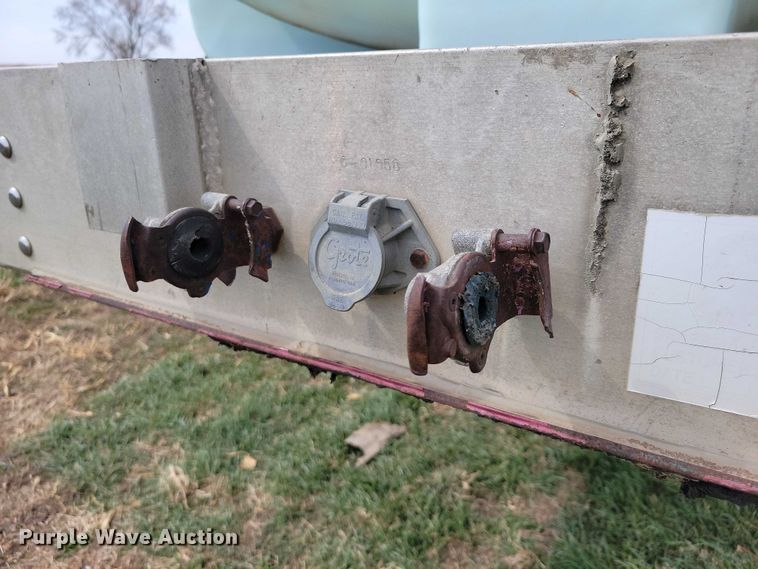 image for item EE0918 1997 Wilson CF-900 flatbed trailer