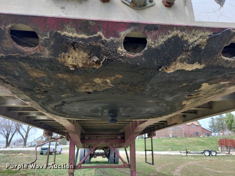 image for item EE0918 1997 Wilson CF-900 flatbed trailer