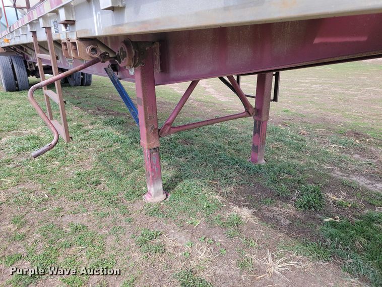 image for item EE0918 1997 Wilson CF-900 flatbed trailer