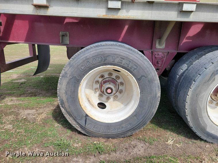 image for item EE0918 1997 Wilson CF-900 flatbed trailer