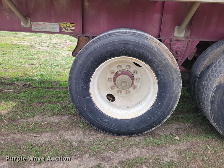image for item EE0918 1997 Wilson CF-900 flatbed trailer