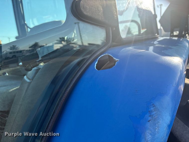 image for item EG8904 2005 New Holland TL100A MFWD tractor