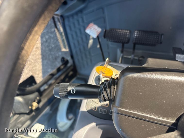 image for item EG8904 2005 New Holland TL100A MFWD tractor