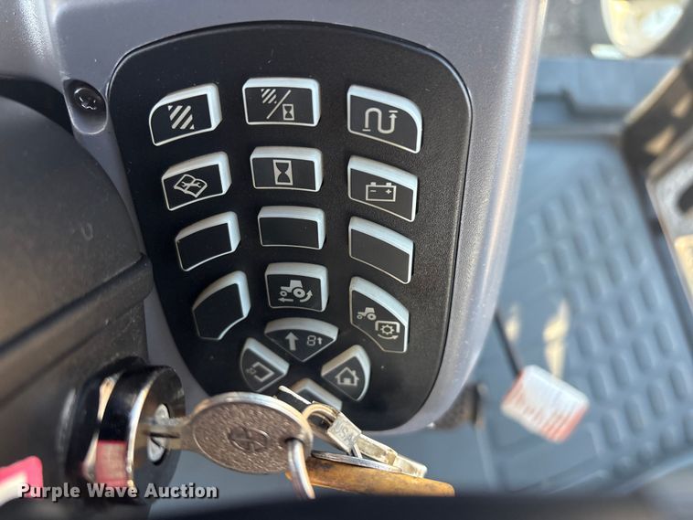 image for item EG8904 2005 New Holland TL100A MFWD tractor