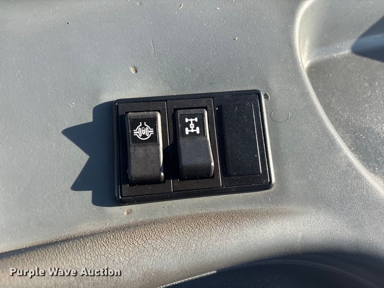 image for item EG8904 2005 New Holland TL100A MFWD tractor