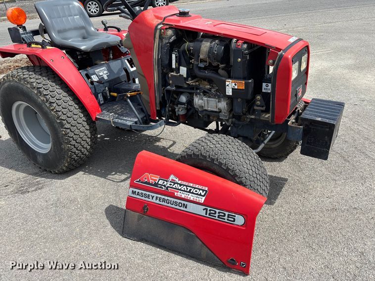 image for item EM0086 2000 Massey Ferguson 1225 MFWD tractor