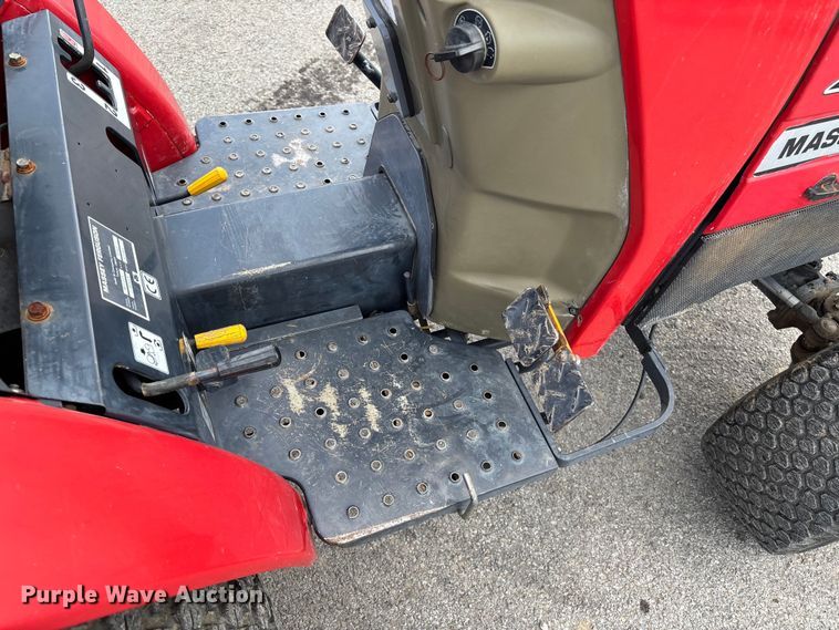 image for item EM0086 2000 Massey Ferguson 1225 MFWD tractor