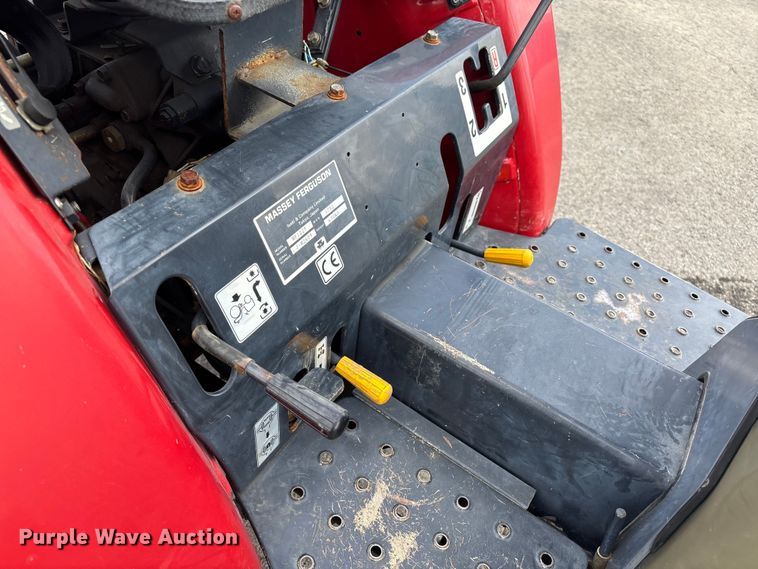 image for item EM0086 2000 Massey Ferguson 1225 MFWD tractor