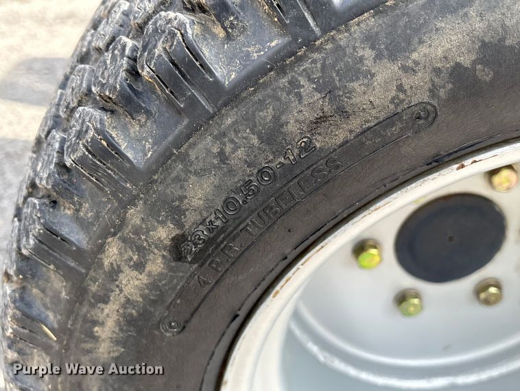 image for item EM0086 2000 Massey Ferguson 1225 MFWD tractor