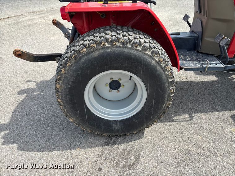 image for item EM0086 2000 Massey Ferguson 1225 MFWD tractor