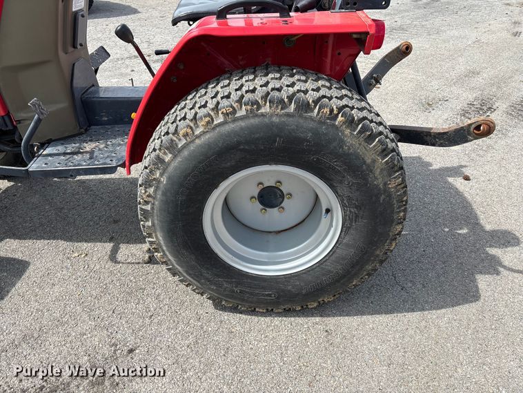 image for item EM0086 2000 Massey Ferguson 1225 MFWD tractor