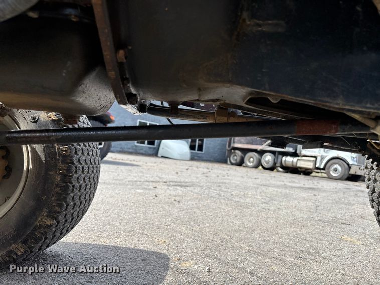 image for item EM0086 2000 Massey Ferguson 1225 MFWD tractor