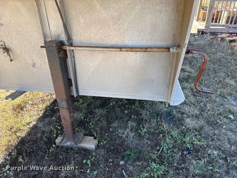 image for item EP0874 1983 Barrett livestock trailer