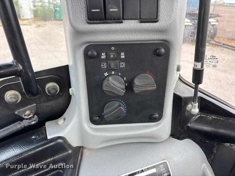 image for item ER7524 Mahindra 3650P HST tractor