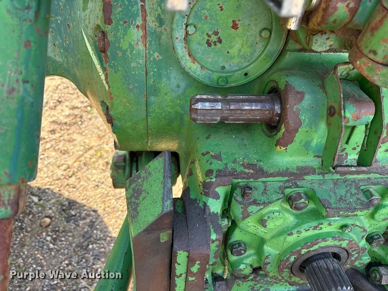 image for item ES8715 John Deere 4320 tractor