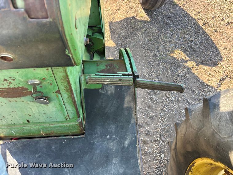 image for item ES8715 John Deere 4320 tractor