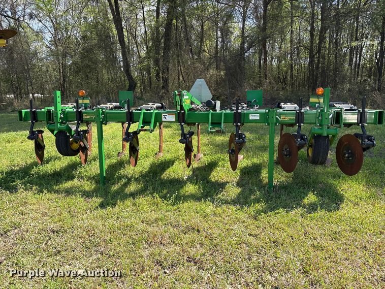 image for item ES8720 John Deere 2100 disk ripper