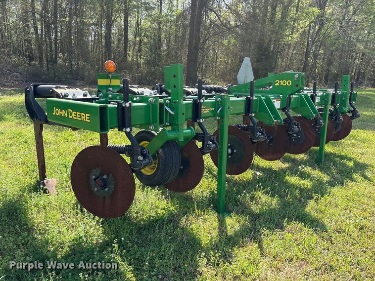 image for item ES8720 John Deere 2100 disk ripper