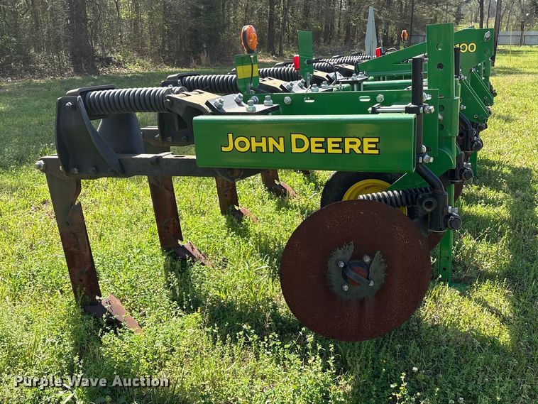 image for item ES8720 John Deere 2100 disk ripper