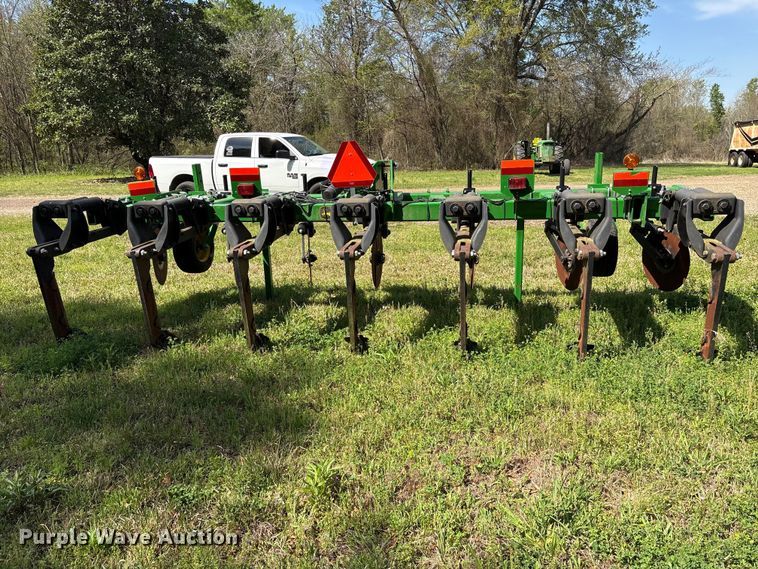 image for item ES8720 John Deere 2100 disk ripper