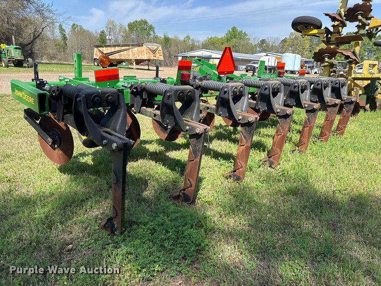 image for item ES8720 John Deere 2100 disk ripper