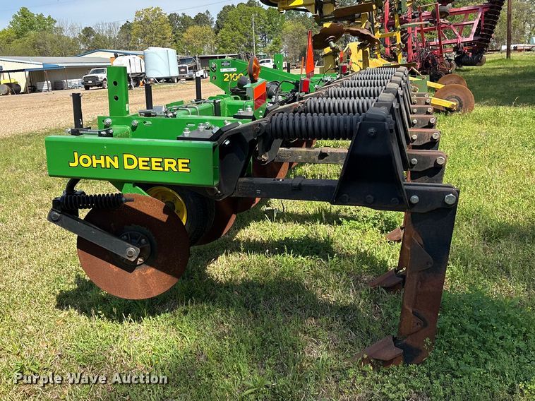 image for item ES8720 John Deere 2100 disk ripper