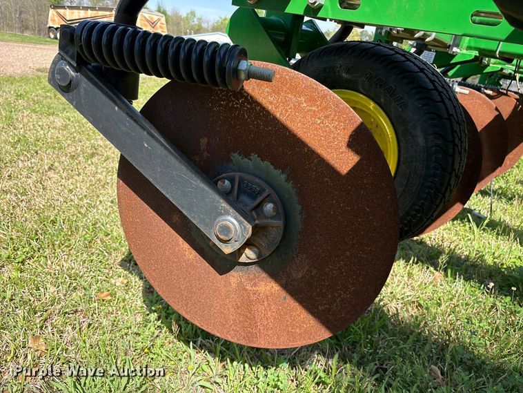 image for item ES8720 John Deere 2100 disk ripper