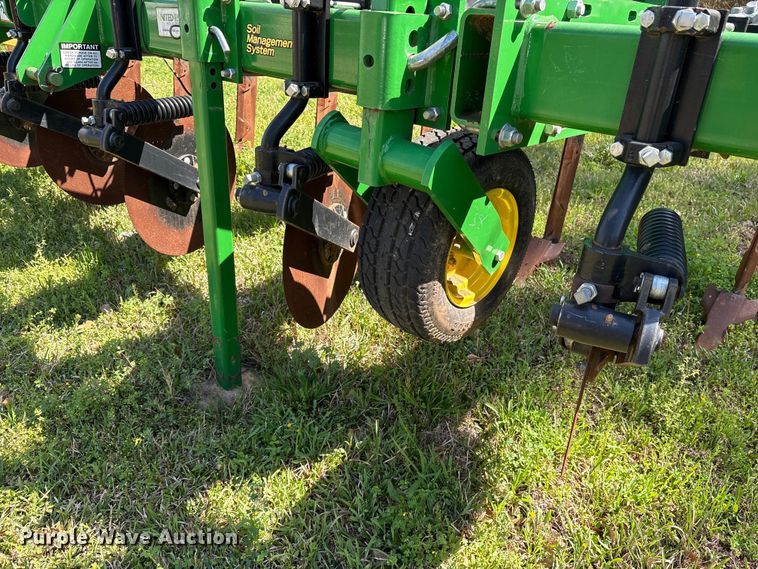 image for item ES8720 John Deere 2100 disk ripper