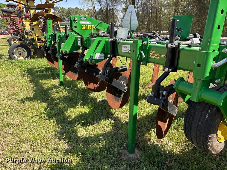 image for item ES8720 John Deere 2100 disk ripper