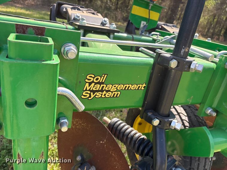 image for item ES8720 John Deere 2100 disk ripper