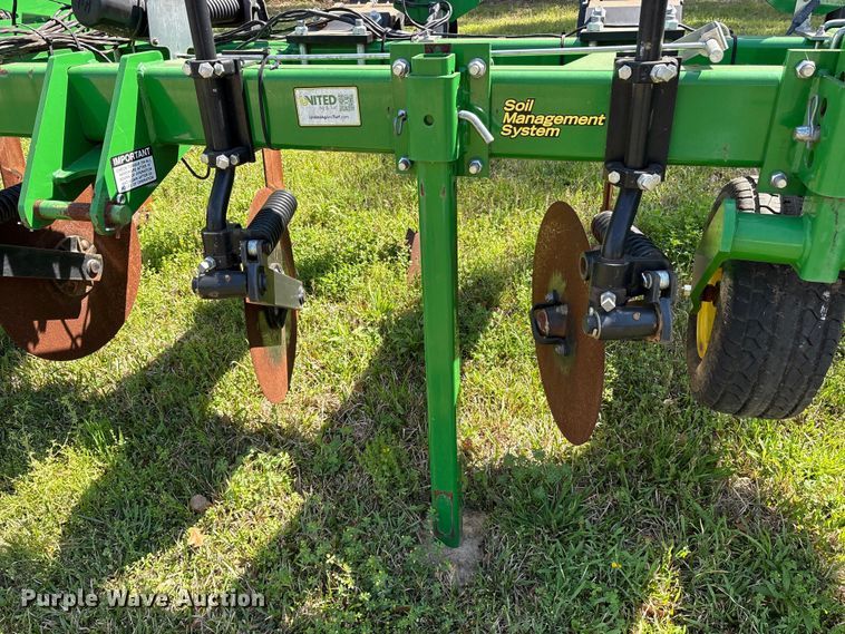 image for item ES8720 John Deere 2100 disk ripper