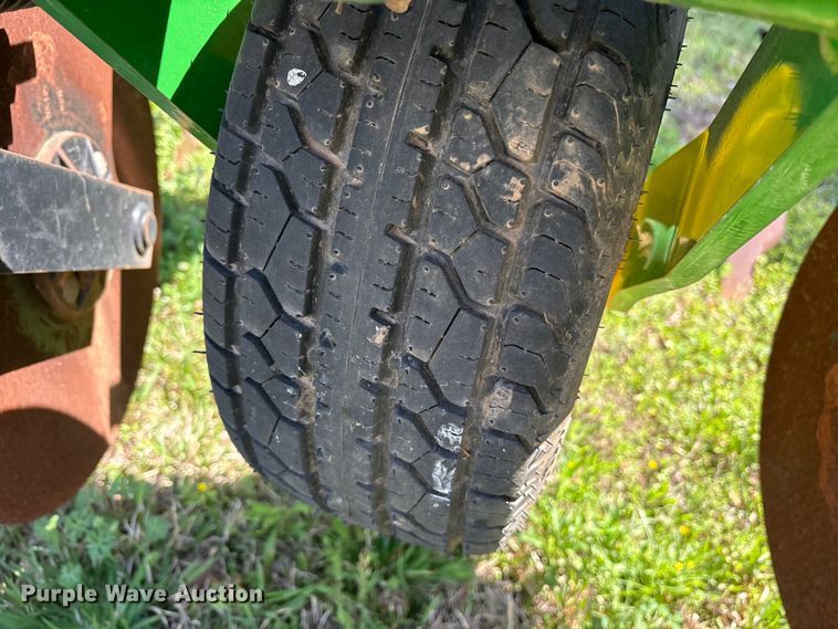 image for item ES8720 John Deere 2100 disk ripper