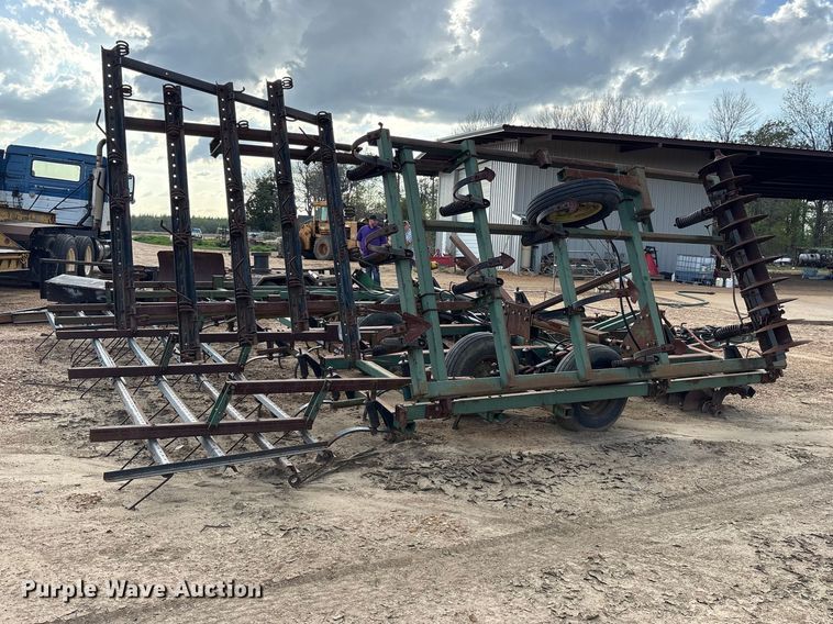 image for item ES8749 John Deere 724 mulch finisher