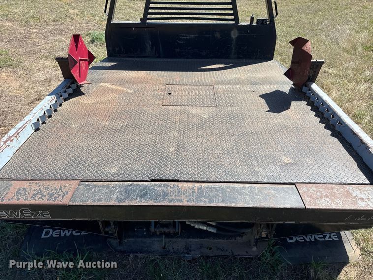 image for item ET1909 DewEze 578 Flatbed Recessed Well hydraulic bale bed