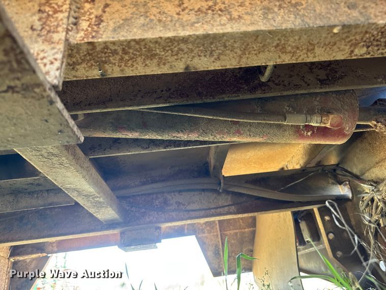 image for item ET1909 DewEze 578 Flatbed Recessed Well hydraulic bale bed