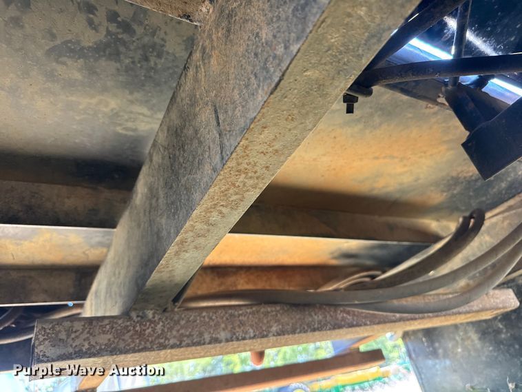 image for item ET1909 DewEze 578 Flatbed Recessed Well hydraulic bale bed