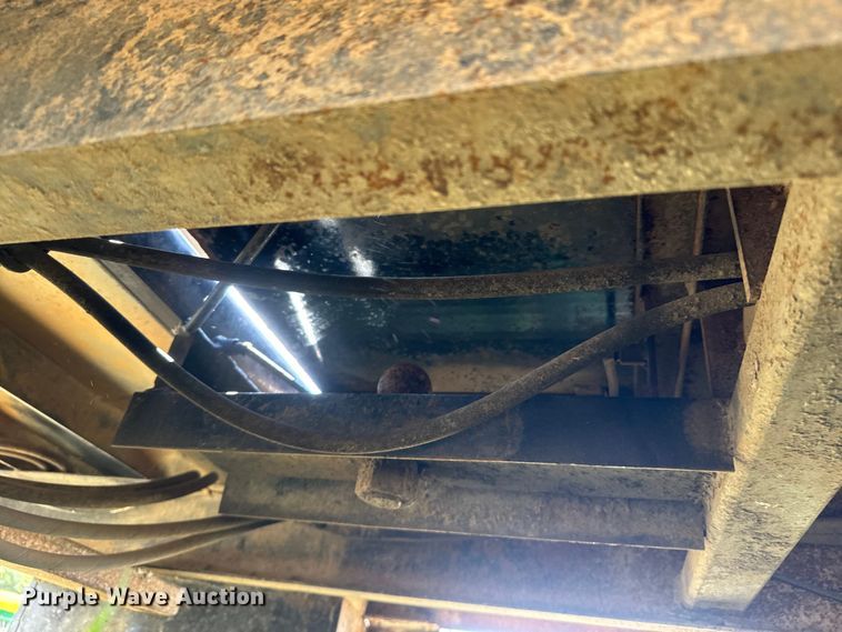 image for item ET1909 DewEze 578 Flatbed Recessed Well hydraulic bale bed