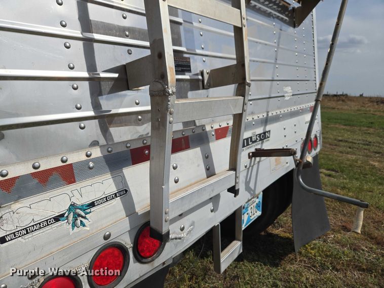image for item ET5226 2007 Wilson DWH-551C grain trailer