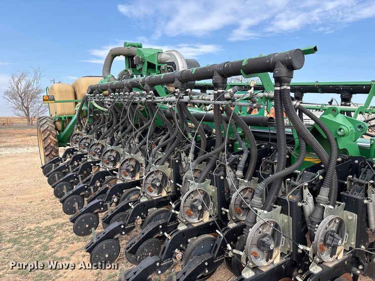 image for item EU4988 2011 Great Plains YP1625A-32TR twin row planter